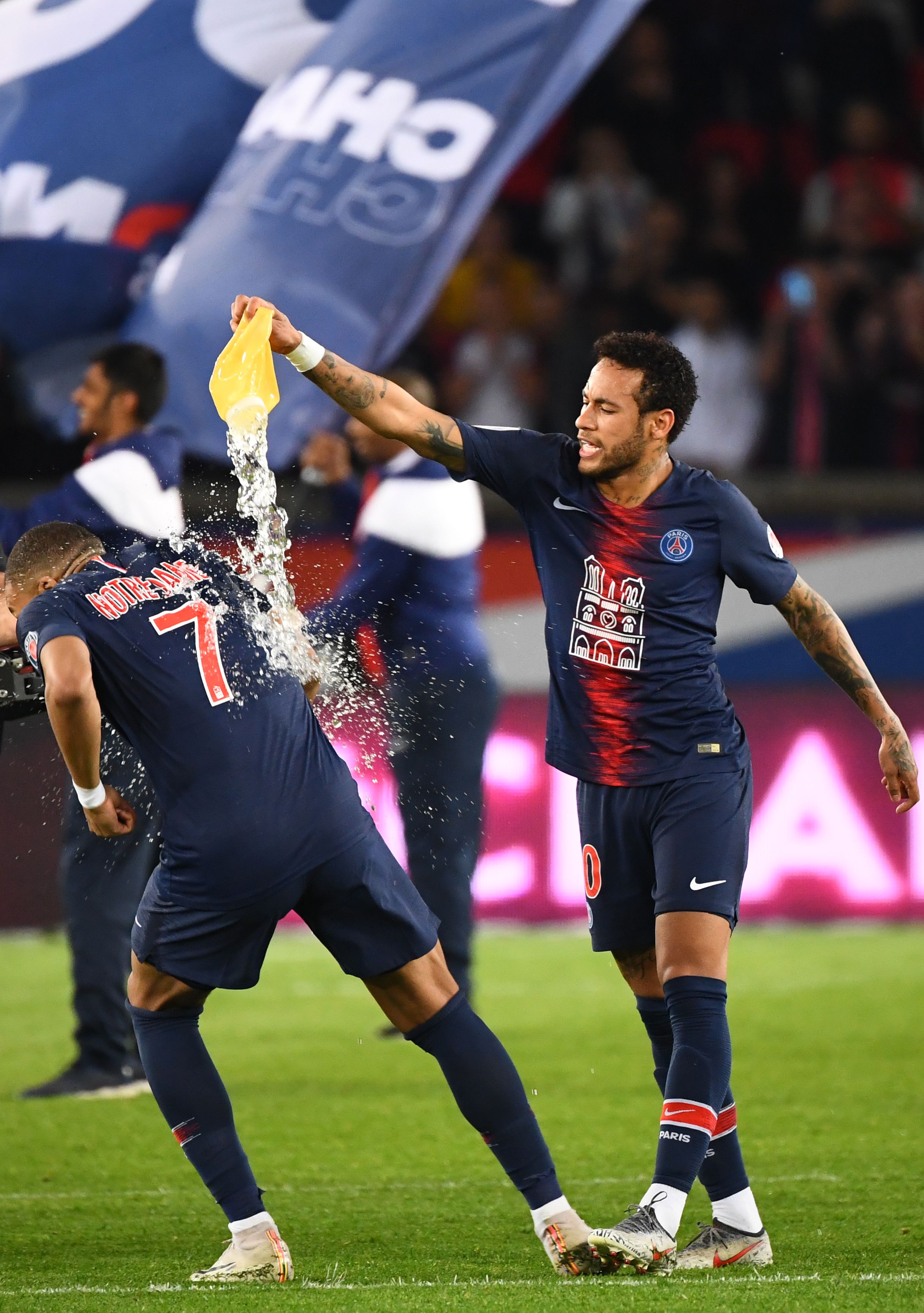 掘金主场有几位小球迷举牌支持威少：拉塞尔拿MVP