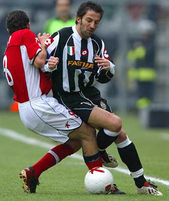 媒体人：亚泰其他工作人员好久没发薪了，坚持岗位是为爱发电