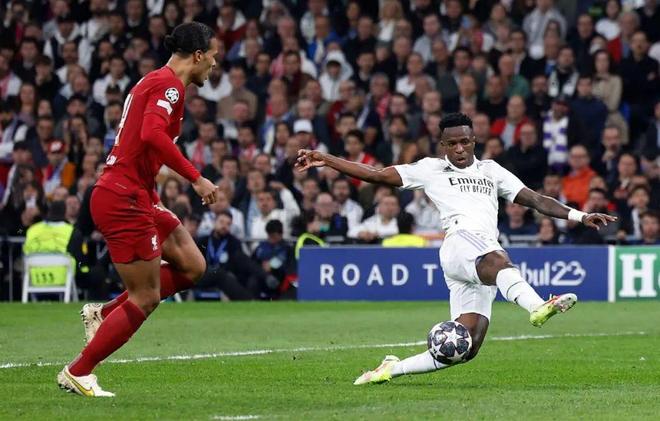 76人多点开花，半场狂轰11记三分得到69分