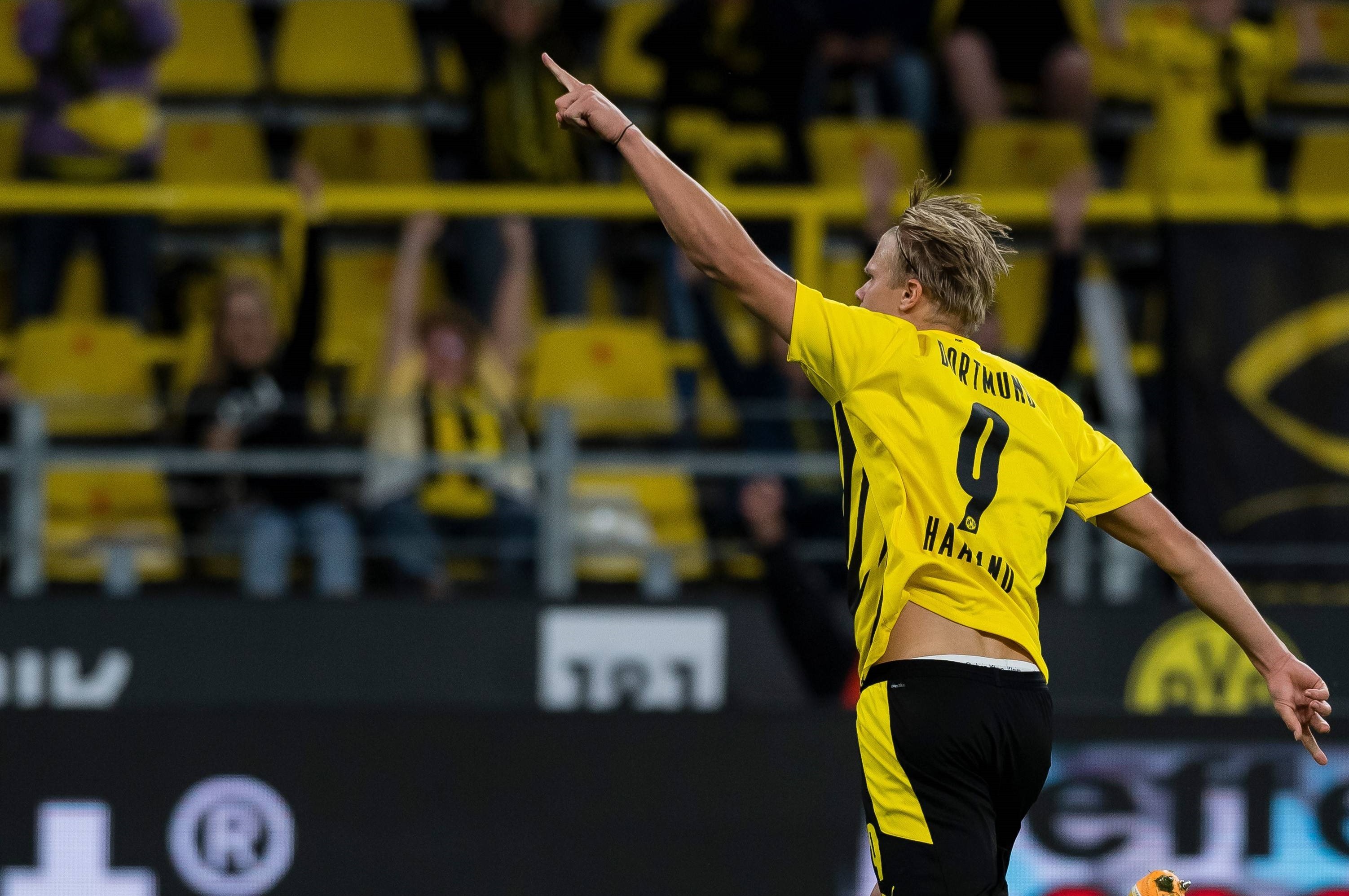 利物浦球迷热议换帅传闻，格拉斯纳因成绩亮眼成为焦点，而斯洛特面临困境。